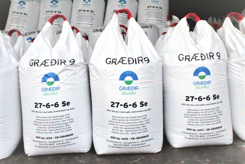 Áburður og girðingarstaurar sigla í höfn