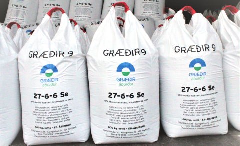 Áburður og girðingarstaurar sigla í höfn